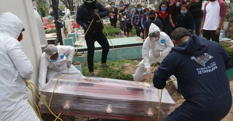 Sepultureros realizaron una inhumación por muerte a causa de Covid-19 en el Panteón Civil San Nicolás Tolentino