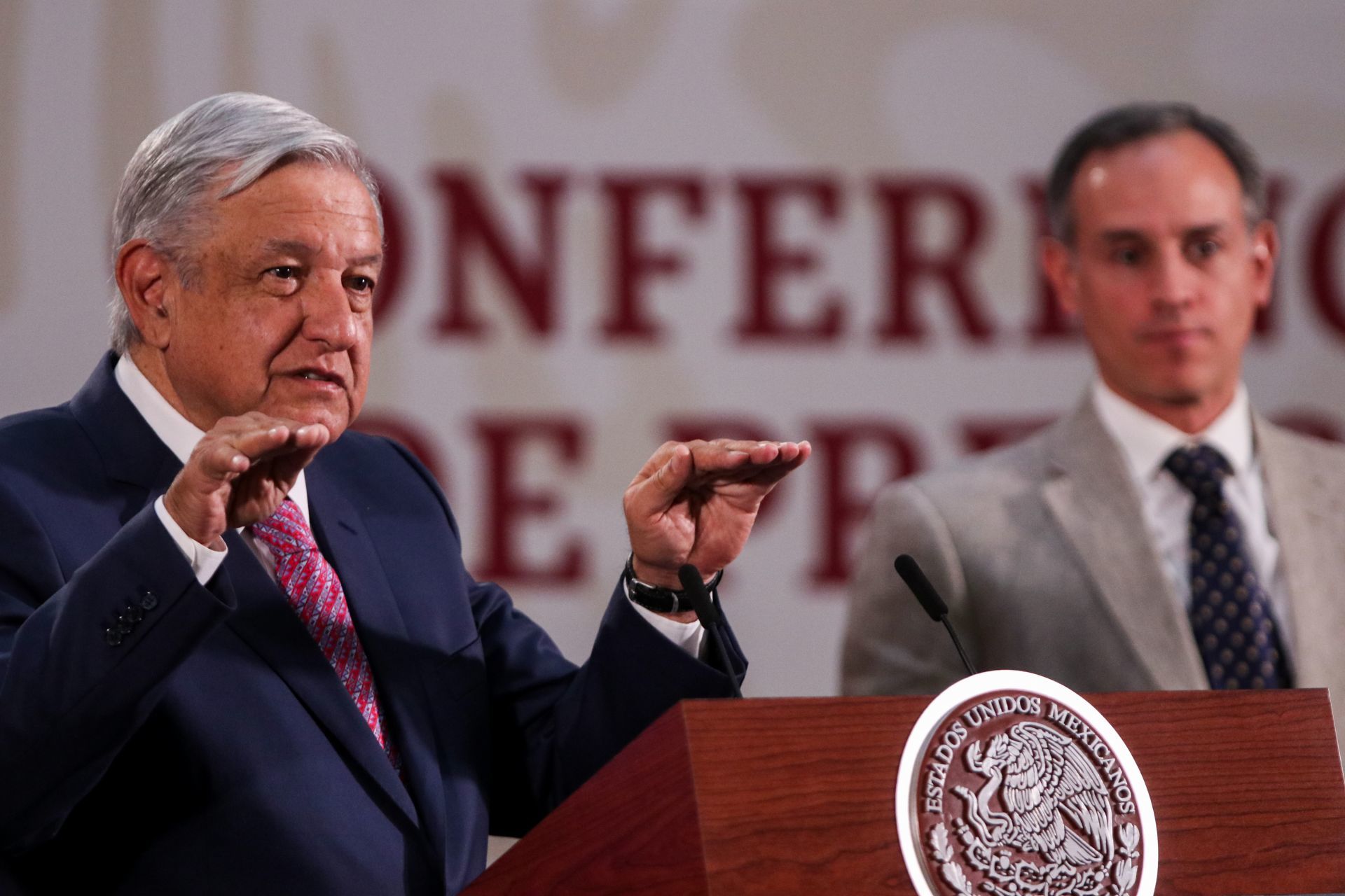 Andrés Manuel López Obrador, presidente de México, y Hugo López-Gatell, subsecretario de Prevención y Promoción de la Salud, durante la conferencia.